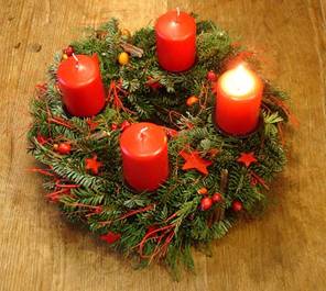 http://www.blogmamma.it/wp-content/uploads/2010/11/decorazioni-natale-corona-avvento-legno.jpg
