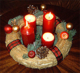 http://www.pianetamamma.it/gallery/foto_gallery/varie/corona-dell-avvento-idee-per-farla/corona-avvento-con-candele-rosse.jpeg?-3600