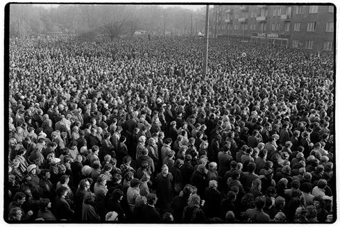 http://homepage.mac.com/zbigniew/past_present/1984_stan_wojenny/1apogrzeb_popieluszko_nov_84.jpg